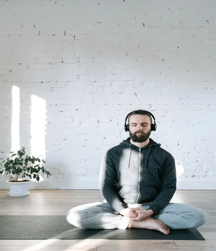 hombre mindfulness en psicoterapia